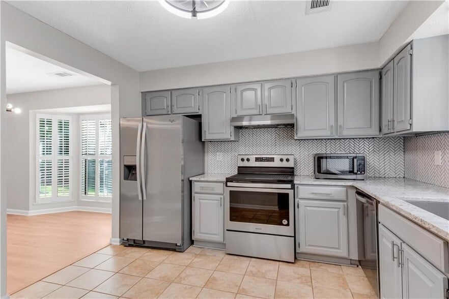Building Photo - 5097 Village Green Way