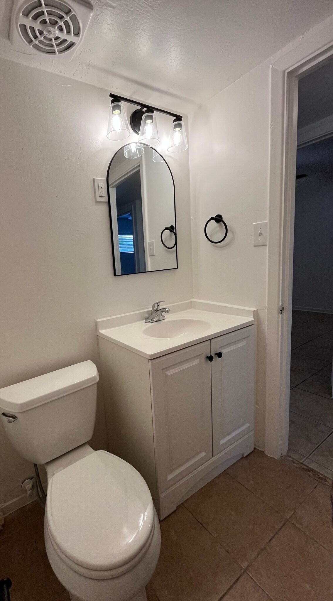 Building Photo - 810 E Redondo Dr