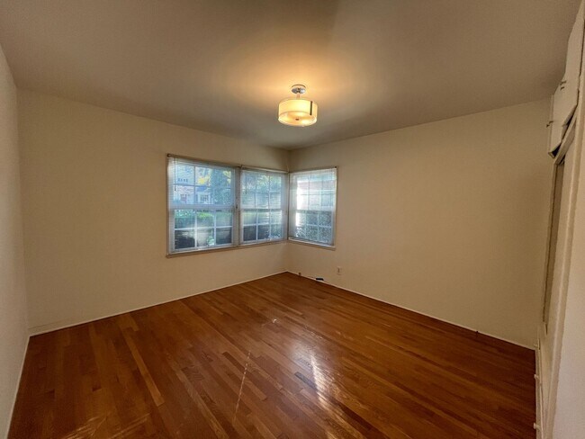 Building Photo - S of the Blvd 2+1.5 w/backyard, bonus space + appliances included!