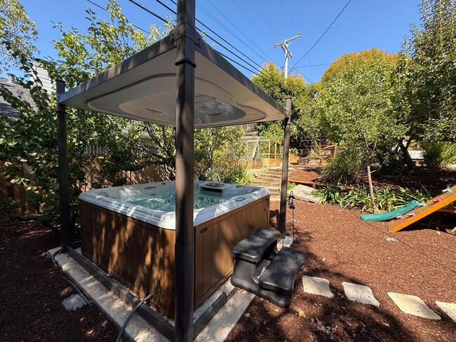 Building Photo - Spacious 5BD/2BA Home in San Carlos with S...