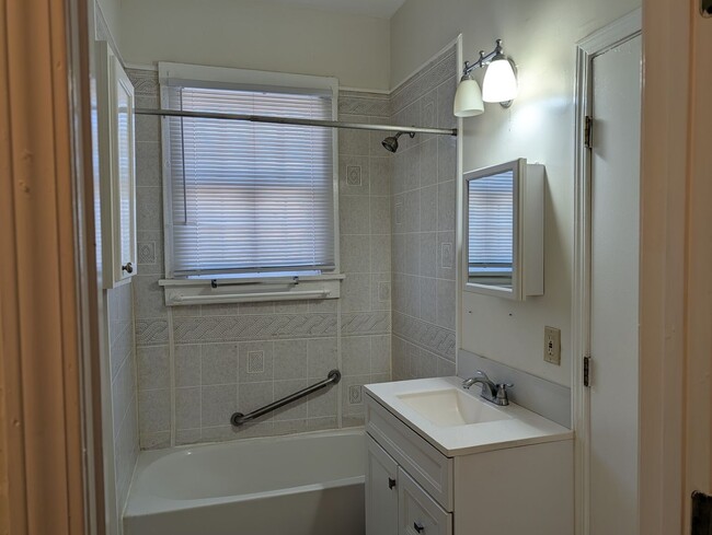 Building Photo - eks4821