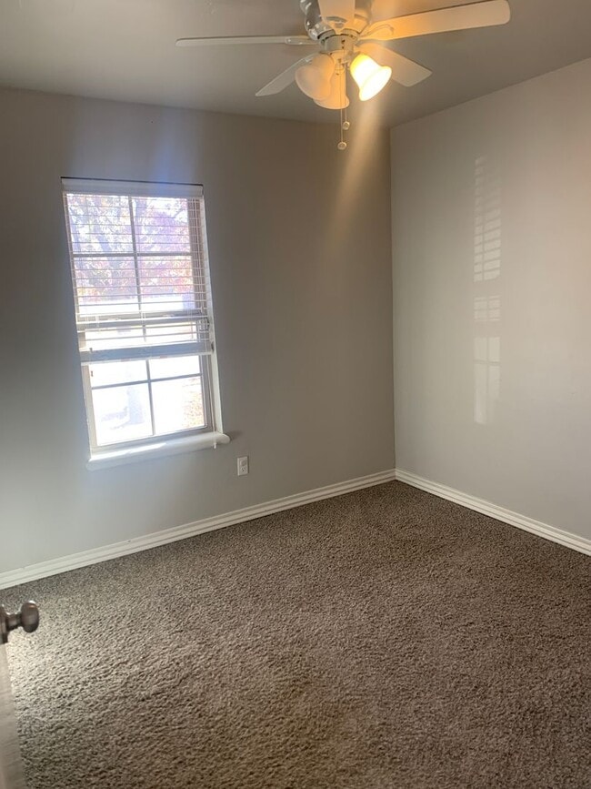 Building Photo - 517 Post Oak Ln