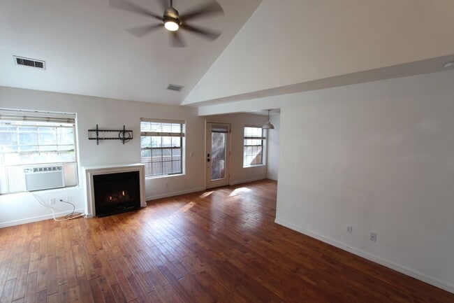 Building Photo - 3-Bed / 2.5-Bath Townhome in Boulder Point Near FUTS Trails