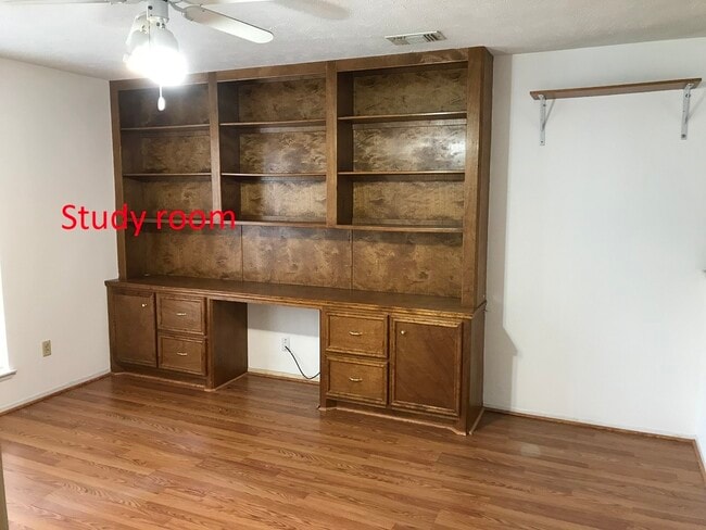 Building Photo - 2906 Green Fields Dr