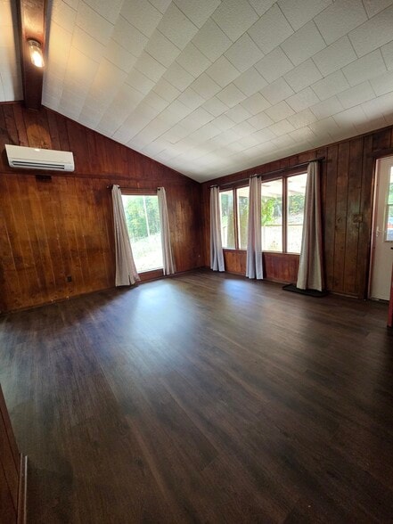 Living Room - 1004 Rock Castle Ln SE