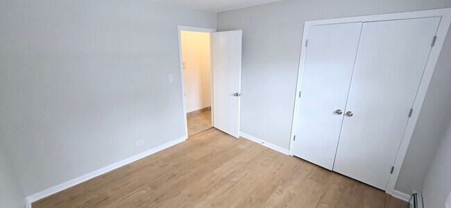 Building Photo - 318 W Naperville Rd