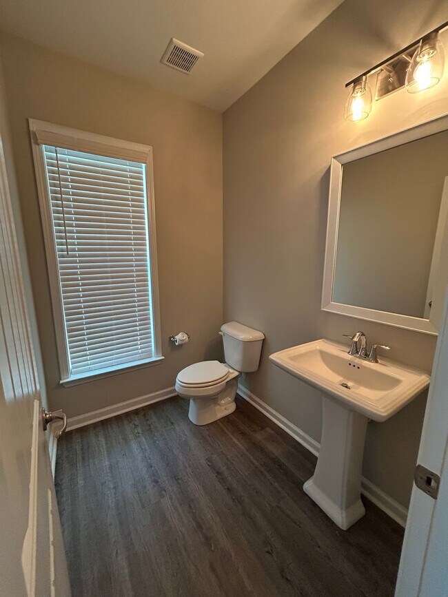 Building Photo - Spacious End Unit in Prime Location!