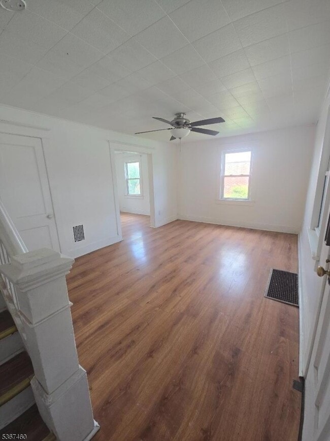 Primary Photo - 325 Irwin St