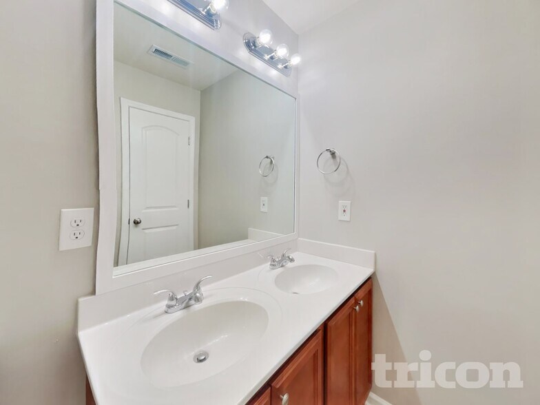 Building Photo - 1110 Langston Dr