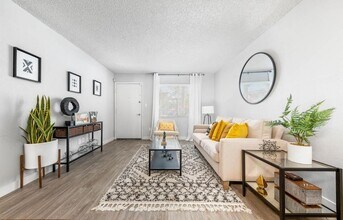 Building Photo - 2025 W Indian School Rd