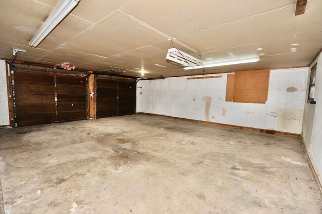 Building Photo - Central CDA rancher 2 bed 1 bath with 2 ca...
