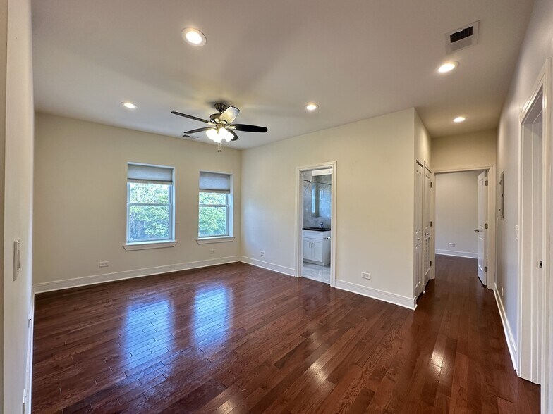 Building Photo - 1159 W Lunt Ave