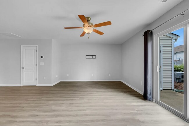 Building Photo - 3-Bedroom Townhome in Highland Creek – Ava...