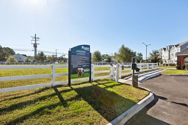 Building Photo - Chesapeake, 3 bedrooms, End Unit- Quick Mo...