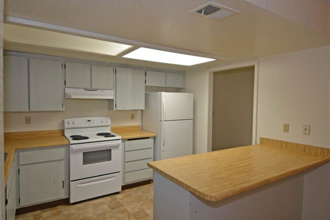 Building Photo - Foxglenn Home for Rent
