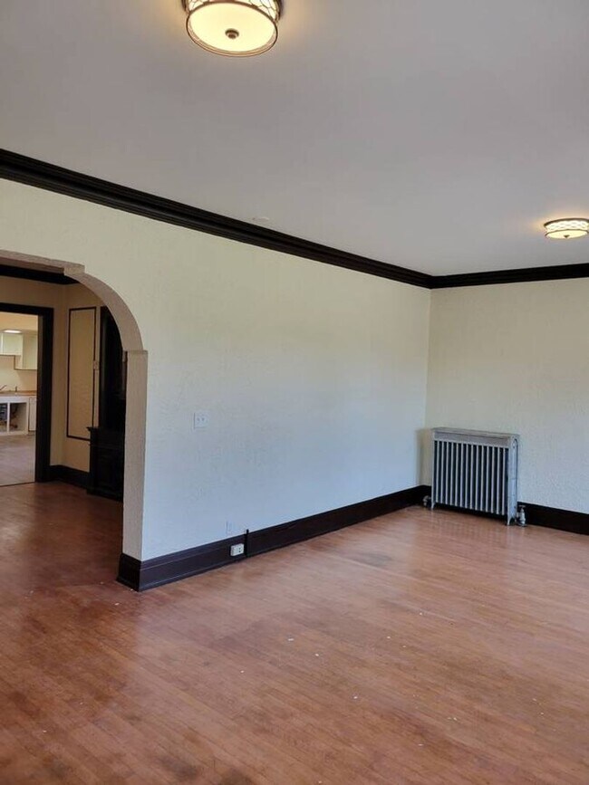 Building Photo - Newly Renovated 3-Bedroom Upper Flat Near ...
