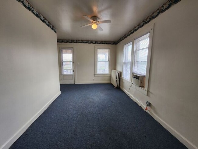 Building Photo - 1 Bedroom Close to ISU