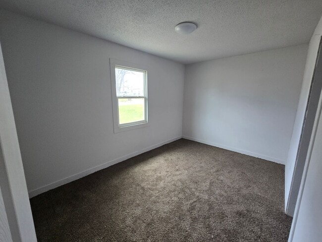 Building Photo - 2 bed 1 bath house