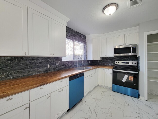 Building Photo - 2024 Stones throw Dr