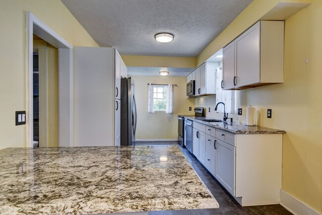 Building Photo - Charming and Spacious Home!