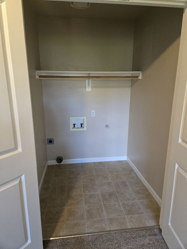 Building Photo - Tons of Space ! Walk to Park!  Newer 2017 ...
