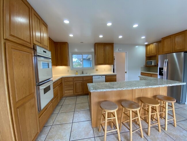 Building Photo - 845 Viewridge Dr