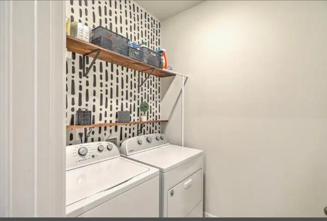 Building Photo - 405 Bering Ln