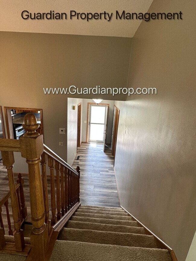 Building Photo - Eden Prairie Single Family Home, 2 Car Garage, Large Fenced Back Yard, September/October Move in