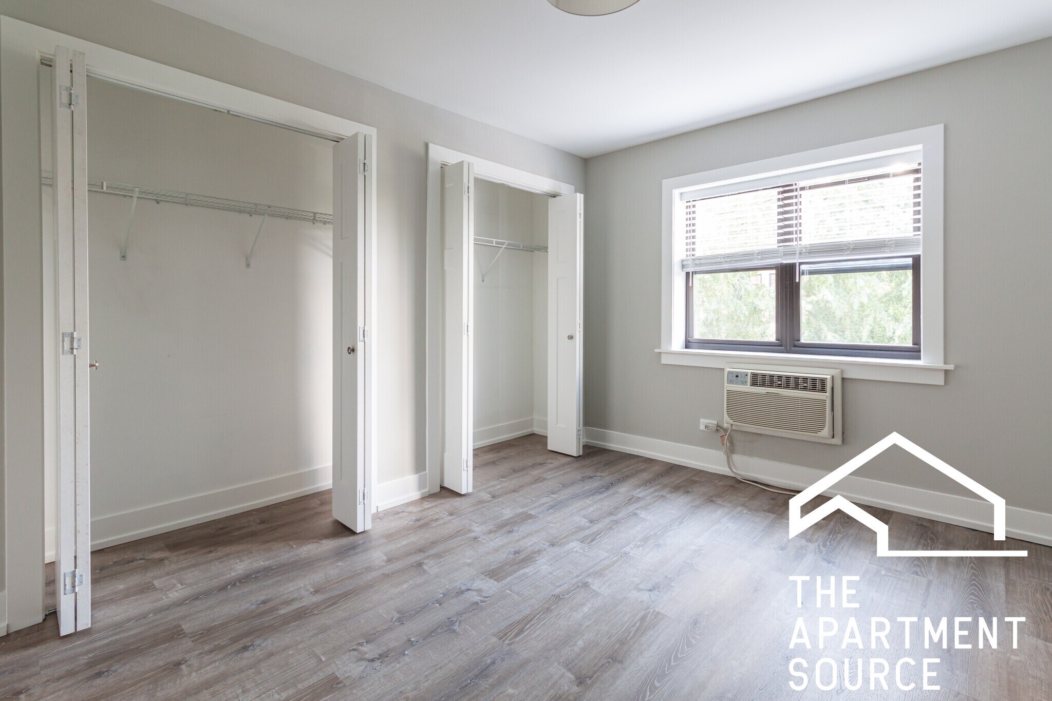 Building Photo - 454 W Barry Ave