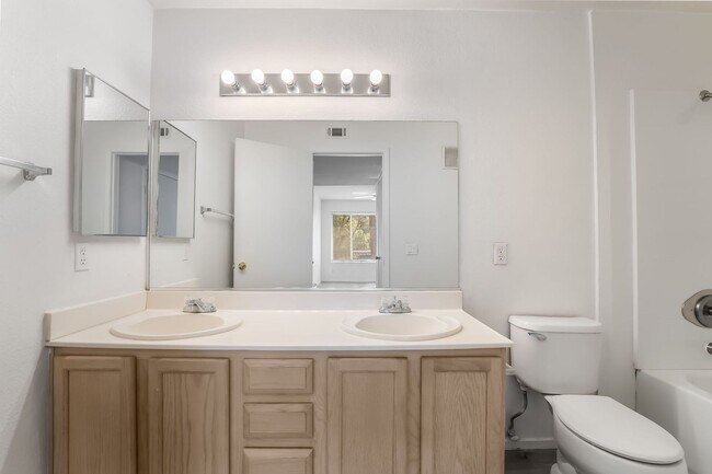 Building Photo - Upgraded Condo with Pool Views!