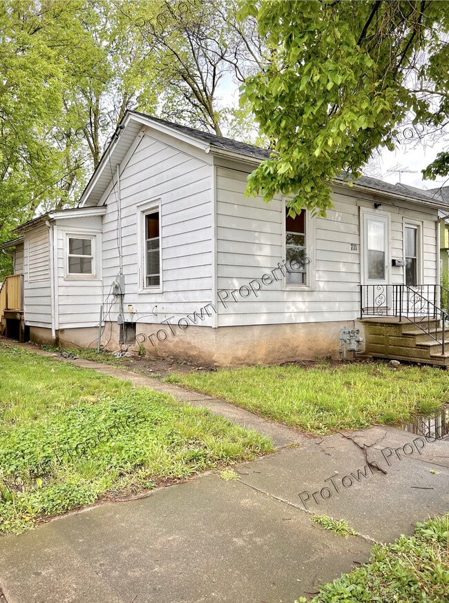 Building Photo - 711 N Hickory St