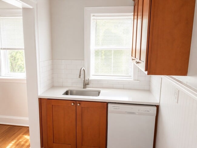 Building Photo - 832 Montello St