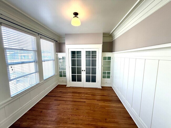 Building Photo - Charming Updated Top Floor 2BR/1BA Marina Apartment w/ Golden Gate Bridge Views! AMSI