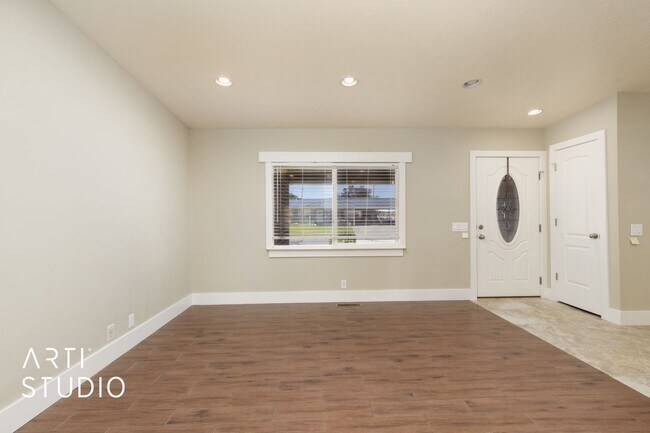 Building Photo - **Stunning 4-Bedroom Home with Modern Amen...