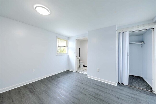 Building Photo - 458 Weir St
