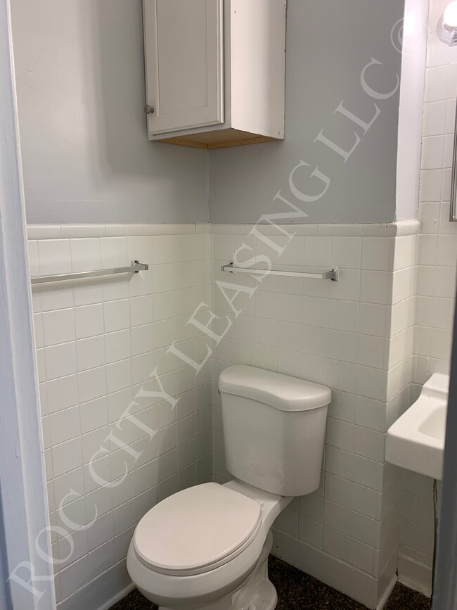 Building Photo - 1079 Monroe Ave