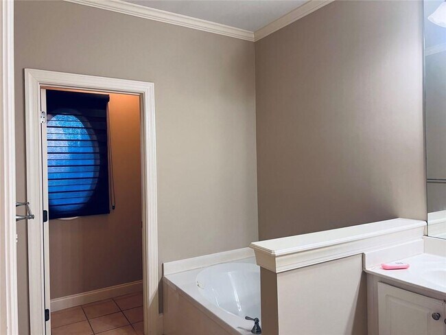 Building Photo - 144 W Ridge Way