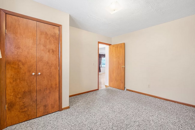 Building Photo - Spacious Home in Gaylord
