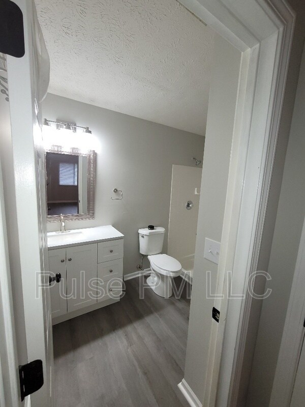Building Photo - 440 Lakeview Dr