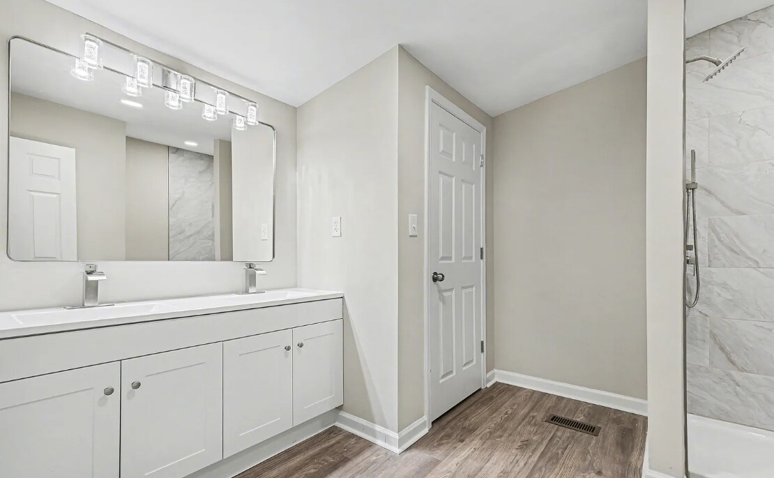 Building Photo - 5050 Park Creek Dr