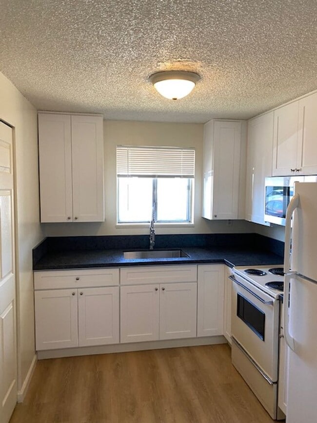 Building Photo - 2 Bedroom with an Additional Bonus Room Upstairs