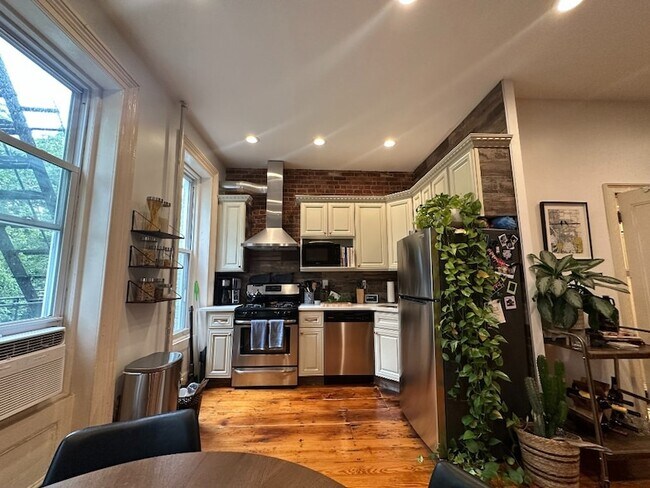 Building Photo - 85 1/2 Summit Street Unit 3