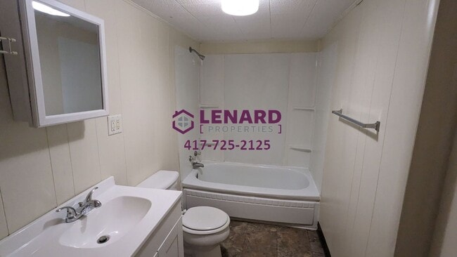 Building Photo - 2 Bedroom, 1 Bathroom Home!