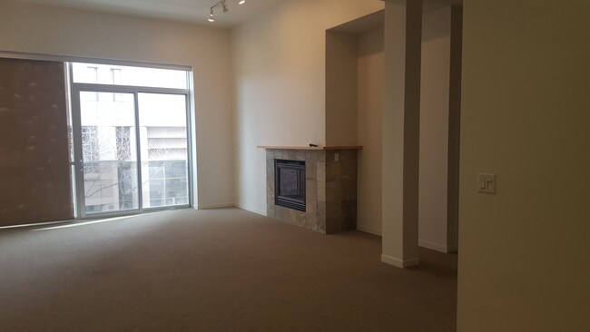 Tall 14ft ceilings - 1020 12th St