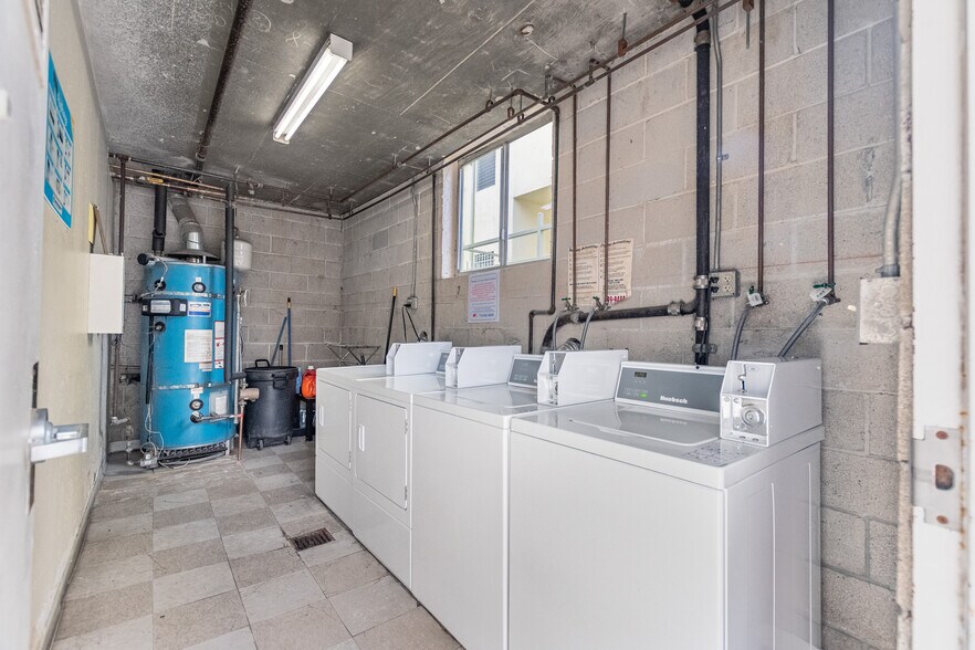 Building Photo - 1535 Granville Ave