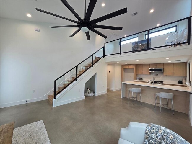 Building Photo - 1112 W N Loop Blvd