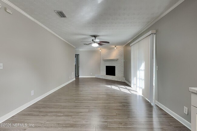 Building Photo - 671 Custer Cir