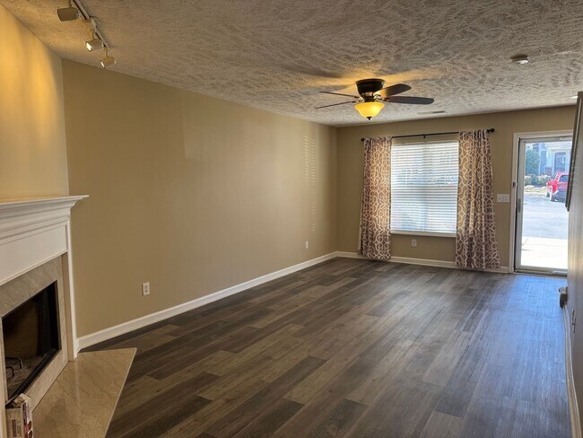 Building Photo - 2BR Townhome in Shadow Glen