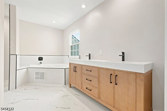 Building Photo - 703 Porter Way W