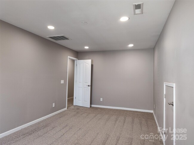 Building Photo - 16127 Circlegreen Dr